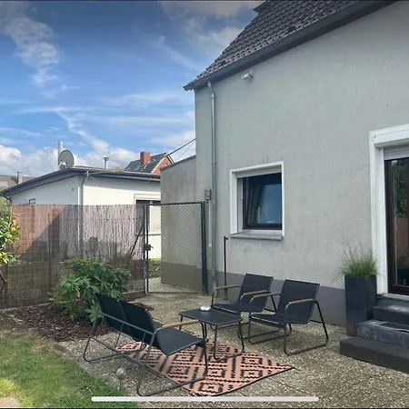 Haus 6 Pers Mit Garten 15 Min Zur Messe Duesseldorf Holiday home Krefeld