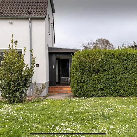 Haus 6 Pers Mit Garten 15 Min Zur Messe Duesseldorf クレーフェルト